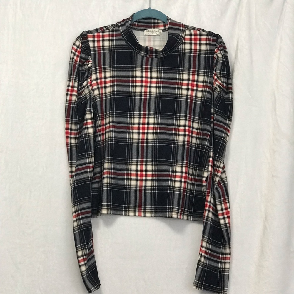 Full Circle Trends black/red plaid long sleeved crop top. Size 2X. (NN)